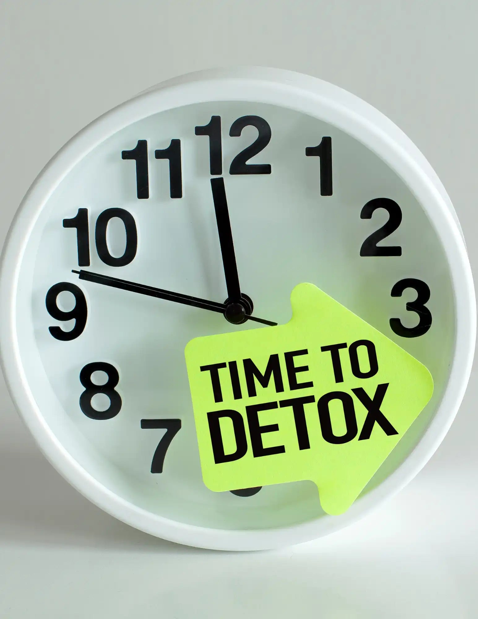 White clock with ’Time to Detox’ note.