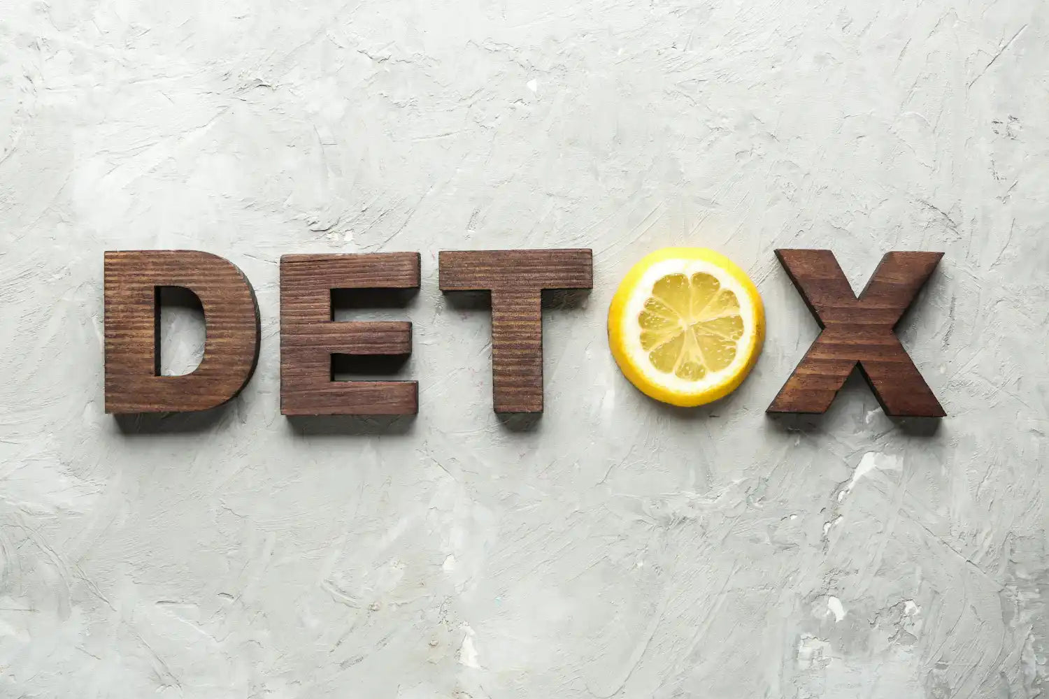 Wooden ’detox’ letters with lemon.